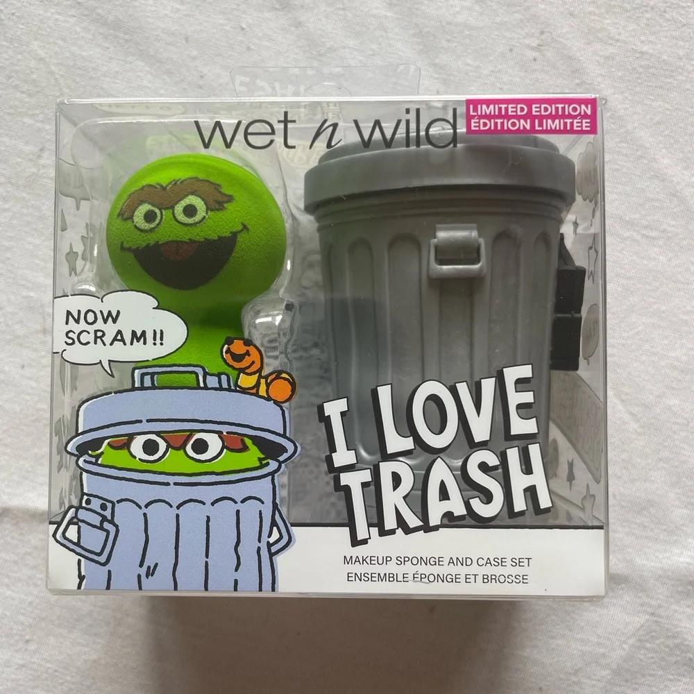 Sesame Street X Wet 'n Wild makeup sponge case Oscar the Grouch/Cookie monster